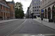 Vi svinger rund og kjører inn Stortings gata, vi ser Nationaltheatret til venstre og Theatercaféen til høyre
