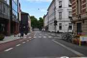 Vi kjører Kristian IVs gate, gaten fikk navn i 1852 etter kong Kristian IV. Her kunne nok el-sparkesyklene ha vært parkert bedre