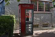 Så dette er telefonkiosken \"Riks\" på Norsk Folkemuseum. Den funksjonalistiske, røde telefonkiosken ble tegnet av Georg Fredrik Fasting (1903-1987) i 1932. Museets kiosk er trolig produsert før 1940