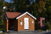 Men nå er jeg på vei til min mor og far som bor i Drøbak, og jeg stikker innom Hvitsten hvor det er en rød telefonkiosk