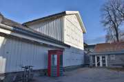 Nå er jeg på jakt etter gamle bygninger, men det er en annen historie. Men mellom bygningene ved bymuseet så dukker det opp en telefonkiosk til