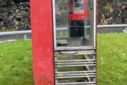 Bente følger opp med en rød telefonkiosk når dem var i Hardanger. Den står i Hardanger Folkepark som ligger ved Kinsarvik