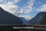 Neste sted er Årdalstangen og det er et sted hvor jeg og min datter har følelser for. Vi har gener herfra, fantastisk flott bilde forresten. Fint bilde av Sognefjorden, du ser Saltvika, Indre Ofredal og så videre og videre