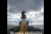 Norges sørligste punkt og der står dattera mi og smiler i regnværsjakke. Dere trenger ikke å finne flere telefonkiosker nå