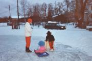 Telefonkiosken ved Høyenhall parken. Nå er vi i Oslo rundt 1996, da hadde vi rundt 6000 av disse røde telefonkioskene rundt omkring i landet vårt. Nå skal vi ut på leting