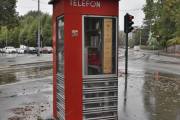 Sist jeg var her var 1 august 2020, nå er jeg her ved den røde telefonkiosken i Olav Kyrres plass 1 den 5 september 2025. Nå har den blitt en Lesekiosk som skjedde i april 2021