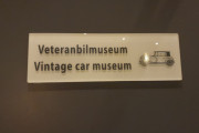 Neste røde telefonkiosk står ved Veteranbilmuseum Vintage car museum som ligger ved Union Hotell i Geiranger
