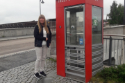 Vidar og Marit i Narvik, og her er den røde telefonkiosken. Den er flyttet fra torget og har nå sin nye plass ved siden av Frydenlundsbrua