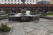 Vidar og Marit i Narvik, her ser vi fontenen med skulpturen på torget i Narvik
