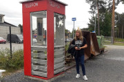 Vidar og Marit har også funnet telefonkiosken i Hamar, det er den som ikke er fredet i august 2021, når de var der
