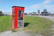 Vidar og Marit sender også denne røde telefonkiosken i 2022 som ligger i Turistvegen 3 Tromsø