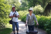 Her er mor og sønn klar til og utforske botanisk hage