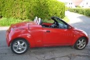 Langt oppe i gata trodde jeg han kom i en Renault Spider