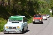 Så kommer noen av våres ungdommer i sin nedsenka Renault 4