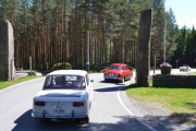 Rett igjennom portstolpene i sten
