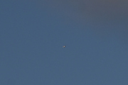 Morten 19 august 2019 - Månen Stort fly Fuglen. Flyet er i midten, her ser dere det