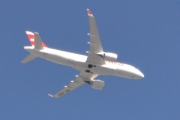 Morten kl. 08.14  30 juni 2018 - Store fly, litt vanskelig å lese. Men det er Swiss International Air Lines og kanskje det er HB-JBG som er en Bombardier CSeries CS100 fra 2017