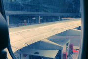 Delagasjonen som vi kaller MK er nå klar for sin utfart og sitter i flyet. Talas, betyr det stedet de skal til eller at vi vil høre fra dem?