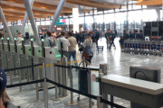 Neste delegasjon KL er på vei inn til flyet og vi kan med en gang si at dette blir ingen ferie når man skal lete etter Renault