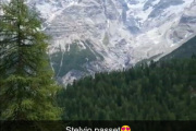 AM serverer oss litt natur mens de kjører bil, fantastiske fjell