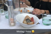Jo da, KL spiser middag i Italia og det som er litt morsomt å tenke på er at MK gjør også det akkurat nå