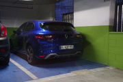Har AM parkert for godt nå, er det her de skal bo i natt? Vi ser en Renault Megané parkert i Genova