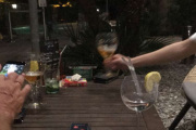 Kjersti og Lasse med resten av gjengen tar en rolig kveld etter den lange kjøreturen fra Nice til Hyeres
