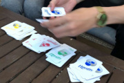 Men hvilket kortspill er det de spiller? Ser spennende ut