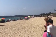 Damene er først ute, ser ut som om stranden er stor