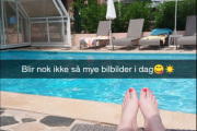 Amanda og Martin tar det også rolig i dag ved bassengkanten