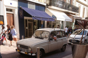 Men det var nok ikke lenge Amanda og Martin orket og ligge ved bassengkanten, vi fikk jo en antydning på at det var 32 grader. Men her sender de en Renault 4 fra Cannes