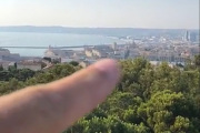 Her peker Lasse hvor de kom fra, langt bak der borte