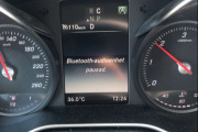 Lasse sitter i Mercedes-en sin og vil vise oss noen ting. Kan det være at det er 36 grader ute eller at de har mistet blåtann forbindelsen sin?