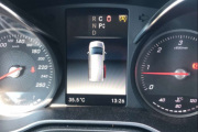 Det kommer en melding til fra han, klimaanlegget virker. Har gått ned fra 36 til 35,5 grader, da skulle du ha sittet i en Renault - Lasse, da ….