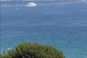 Men Lasse ser også en stor fugl, men det er et helikopter og en kul båt