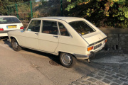 Den kommer her, Lasse har funnet en Renault veteran til