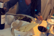 Men da går vi til Maiken og Kim som koser seg med en bedre middag før de skal ut på byen