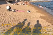 Her ser vi skyggene deres, de er vel de siste som kom ned på stranden i dag. Men de har hatt en lang kjøreetappe i dag da