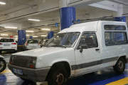 Amanda og Martin kjører ikke langt før den første rapporten kommer, en Renault 5 Express - BRAVO!