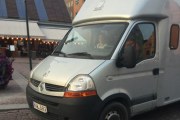Når vi skal hjemover gjør jeg akkurat som våre reisende, jeg løper ut i Rådhusgaten og tar bilde av en Renault. Dette er en Renault Master Van 2.5 dCi fra 2009