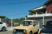 Ikke før vi har fått summet oss så kommer det en til, en Renault 4