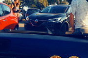 De parkerer selvfølgelig i nærheten av andre Renault-er, vi er jo på en Renault tur