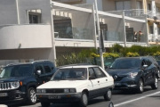 Men ikke bare det, de ser en Renault 11 også. Og sannelig står det ikke en Renault rett bak den også