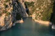 Men nå for vi melding fra Kjersti og Lasse også, de har kommet fram til Lac de Sainte-Croix. Se hvor fint det er og legg merke til dem som padler innover der også
