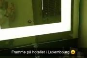 Titter vi nøye etter ser vi Amanda i speilet, det hadde hun ikke regnet med tenker jeg :-)