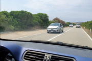 Men hos Maiken og Kim er det fremdeles pent vær og så tar de bilder av Renault. BRAVO!
