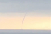 Fordi at Lasse filmer en tornado som kommer i mot dem - derfor!