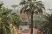 Og med en tornado følger det sterk vind og kraftig regn. Skal bli spennende med de neste bildene :-)