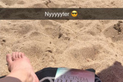 Så for vi en ny melding fra Kjersti og Lasse, de har overlevd uværet. Nå sitter ikke Tinnsoldaten lenger på verandaen men sitter på stranda og leser en god bok