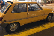 Men de tar et bilde av en Renault 5 før de ankommer spisestedet. BRAVO!